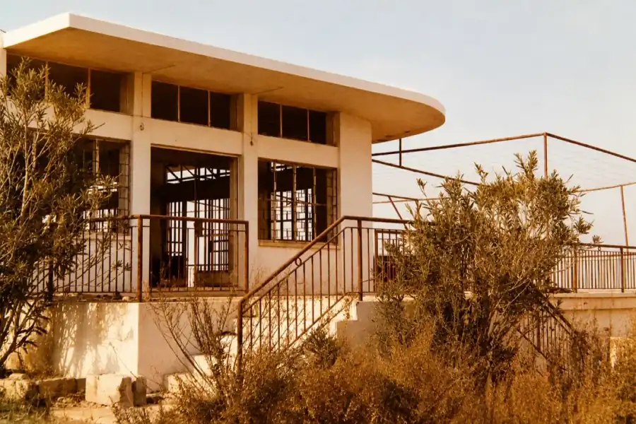 Early Riviera building before the gardens grew